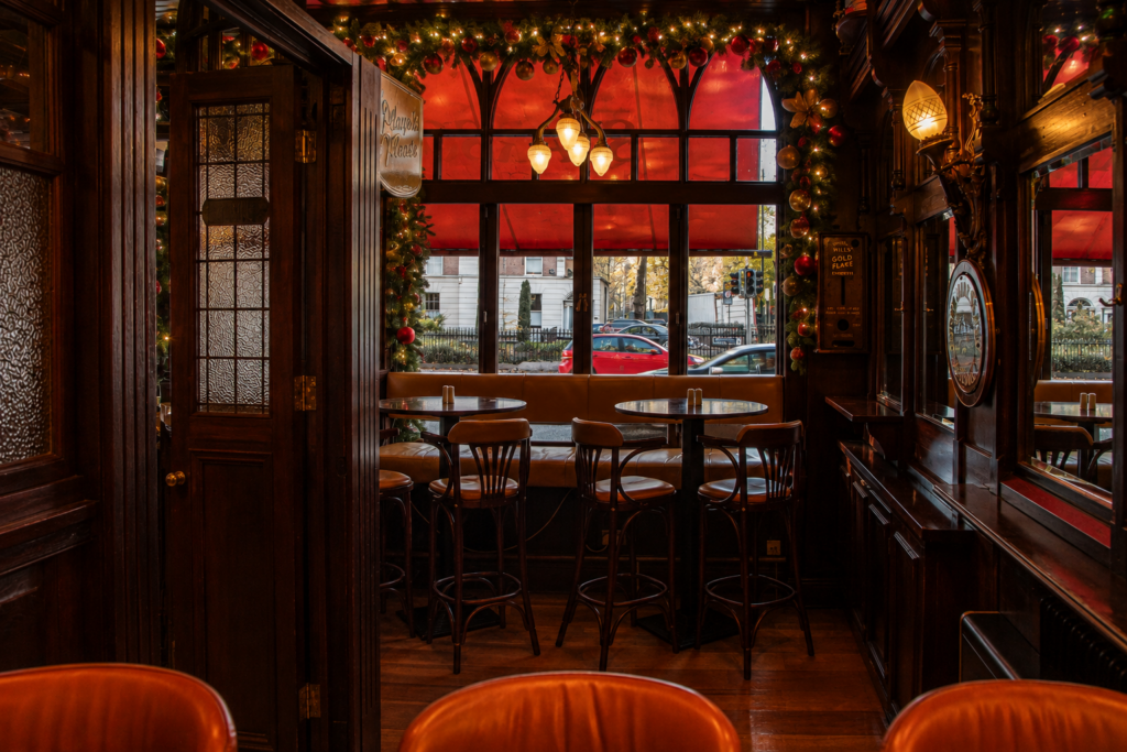 Con&rsquo;s Snug at Searsons of Baggot Street, a historic Dublin snug on the Kavanagh trail
